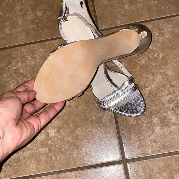 Kenneth Cole New York Berry Sandal Heel Sz 9.5 M Metallic Soft Silver NWOT - Picture 4 of 9